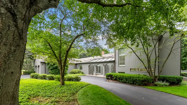 107 N Mayflower RD, Lake Forest, IL 60045