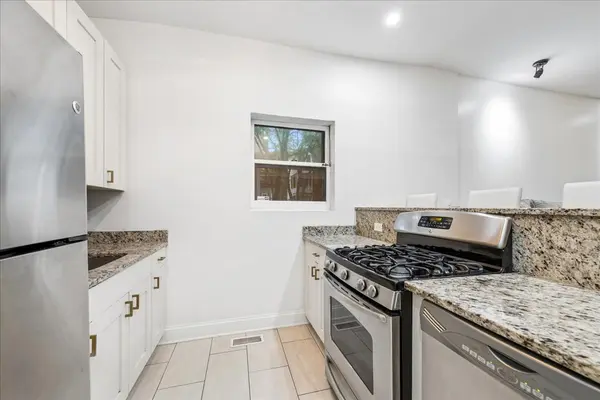 1009 W Wolfram ST #1E, Chicago, IL 60657