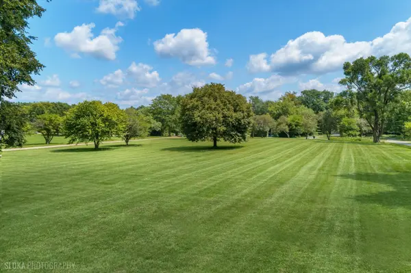62 Dundee LN, Barrington Hills, IL 60010