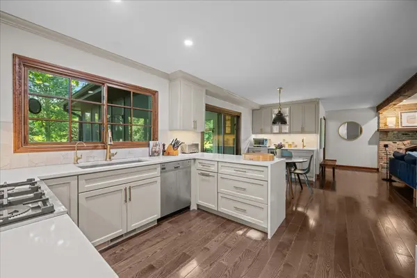40W170 Deer Run DR, St. Charles, IL 60175