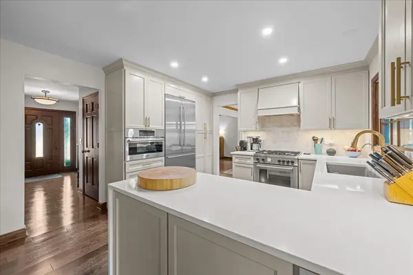 40W170 Deer Run DR, St. Charles, IL 60175