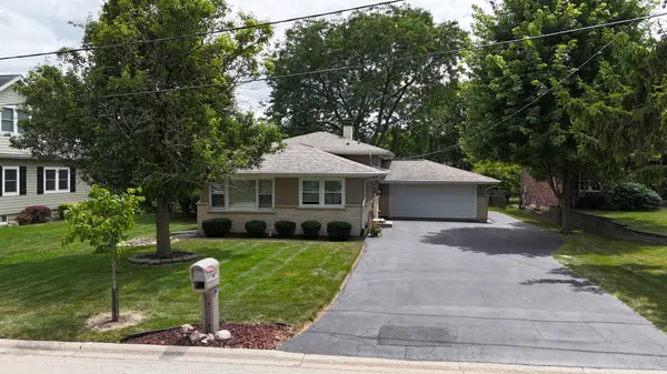 23 W 56th PL,  Westmont,  IL 60559