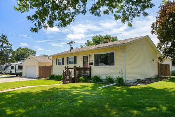 1004 37th AVE, East Moline, IL 61244