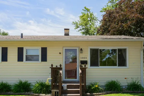 1004 37th AVE, East Moline, IL 61244