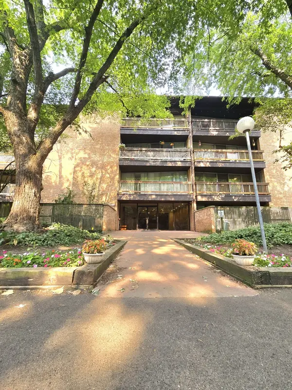 5600 Hillcrest LN #2J, Lisle, IL 60532