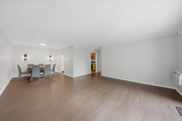 300 Claymoor RD #2E, Hinsdale, IL 60521