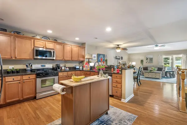 823 Karen DR #823, Hampshire, IL 60140
