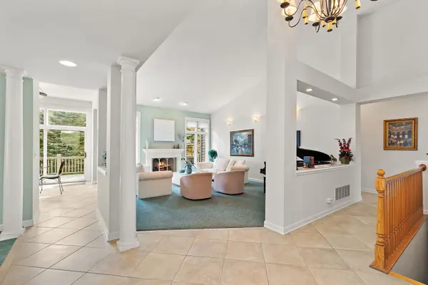 531 Vintage DR, Lake In The Hills, IL 60156