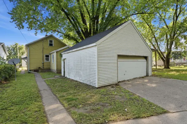 1851 W 6th ST, Davenport, IA 52802
