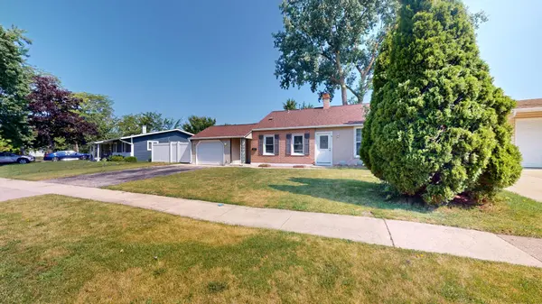 100 Edgewood DR, Streamwood, IL 60107