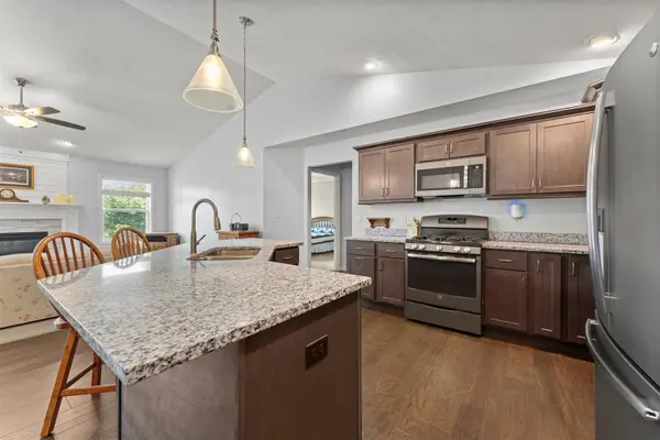 701 Red Bud DR, Mahomet, IL 61853