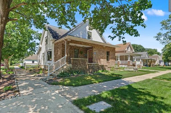 12 S Walnut ST, Villa Grove, IL 61956