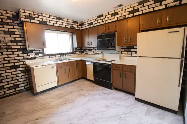 608 Cobblestone CIR #F, Glenview, IL 60025