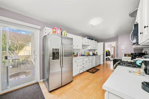 304 Sutherland LN, Bloomingdale, IL 60108