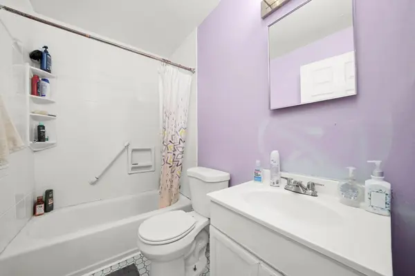 304 Sutherland LN, Bloomingdale, IL 60108
