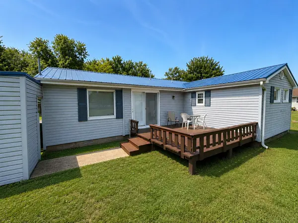 834 W 7th ST, Flora, IL 62839