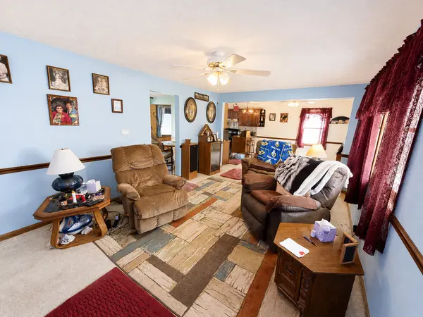834 W 7th ST, Flora, IL 62839