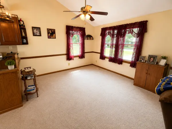 834 W 7th ST, Flora, IL 62839