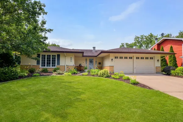21W621 Buckingham RD, Glen Ellyn, IL 60137