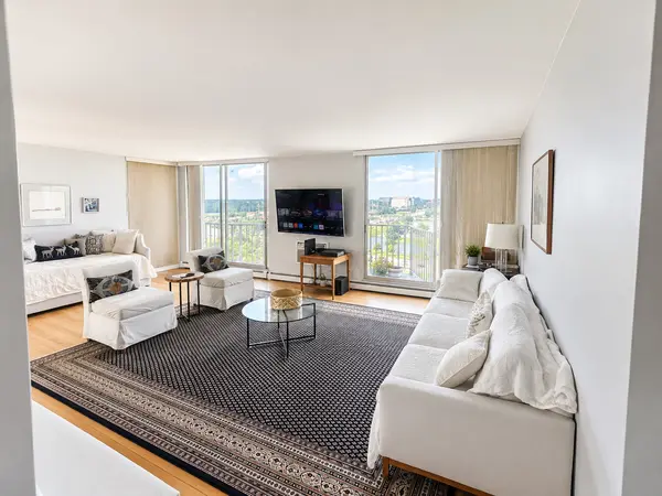20 N Tower RD #10M, Oak Brook, IL 60523