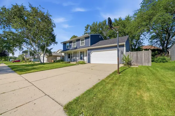 1060 Borden DR, Roselle, IL 60172