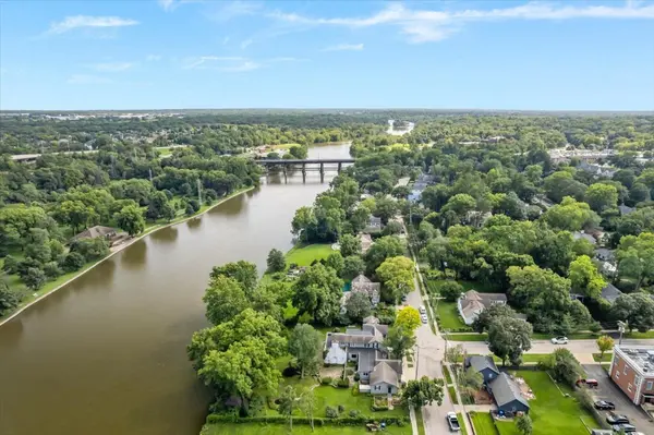 133 S River LN, Geneva, IL 60134