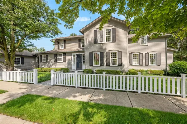 133 S River LN, Geneva, IL 60134