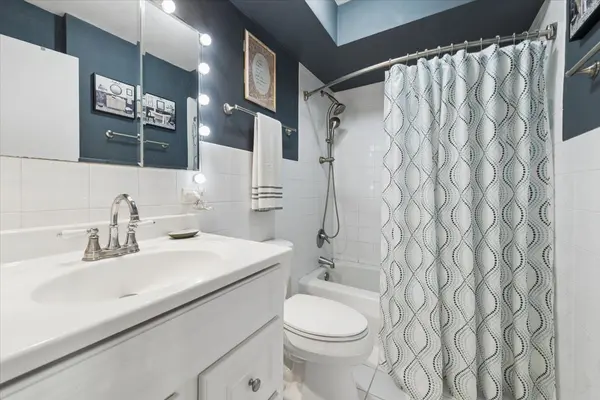 710 Oakton ST #201, Evanston, IL 60202