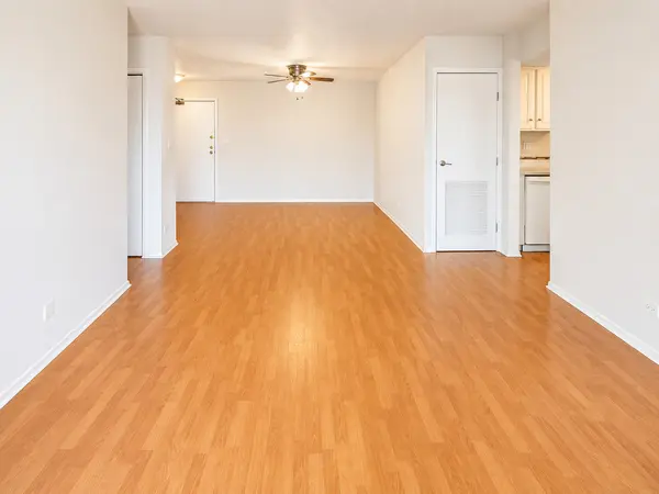 601 W Huntington Commons RD #302, Mount Prospect, IL 60056