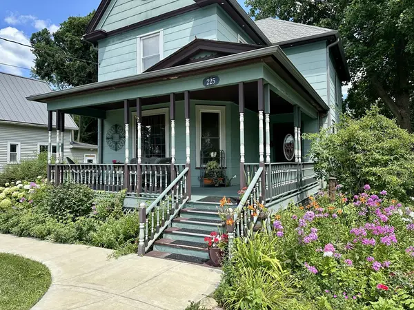 225 Hoy AVE, Woodstock, IL 60098