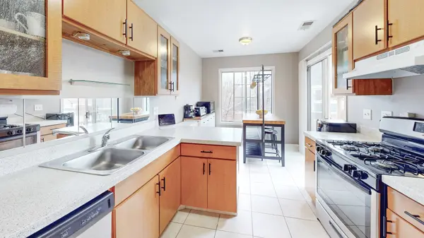 225 Columbia CT #6, Schaumburg, IL 60193