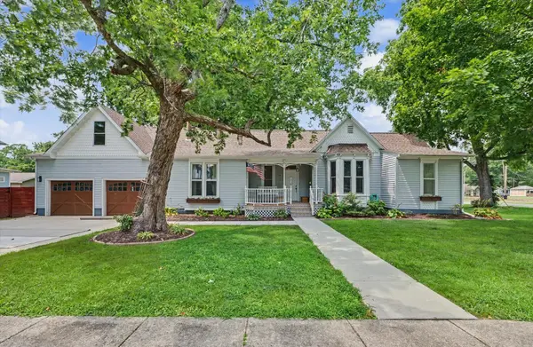 718 N Charter ST, Monticello, IL 61856