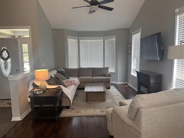 2904 Arbor LN, Aurora, IL 60502