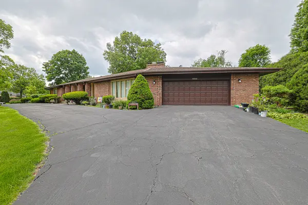 9 Camelot DR, Oak Brook, IL 60523