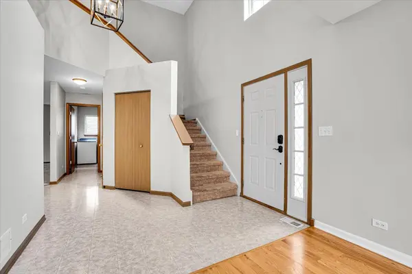 542 Waterford LN, South Elgin, IL 60177