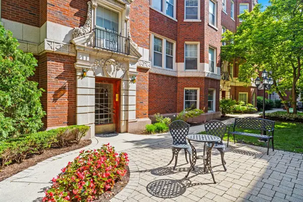 426 S Euclid AVE #1N, Oak Park, IL 60302
