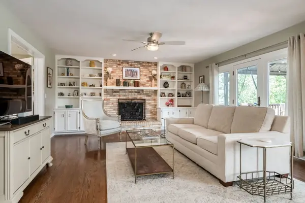 39W140 Baert LN, St. Charles, IL 60175