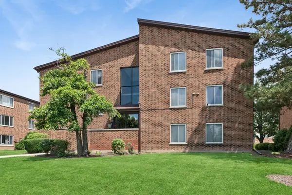 930 Perrie DR #104, Elk Grove Village, IL 60007