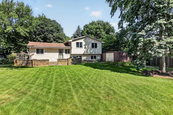 24W635 Woodcrest DR, Naperville, IL 60540