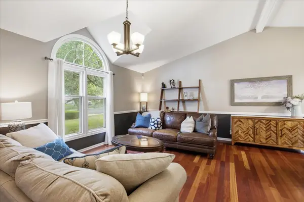 3105 Blackhawk TRL, St. Charles, IL 60174