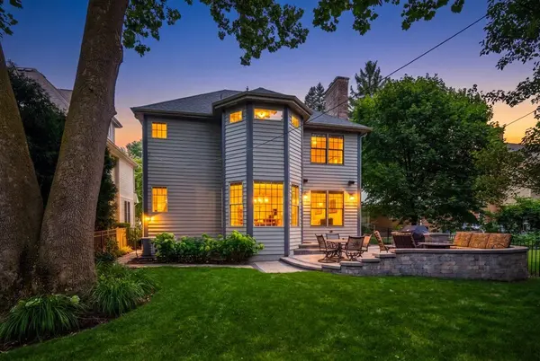 650 N Webster ST, Naperville, IL 60563