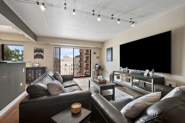 828 Graceland AVE #404, Des Plaines, IL 60016