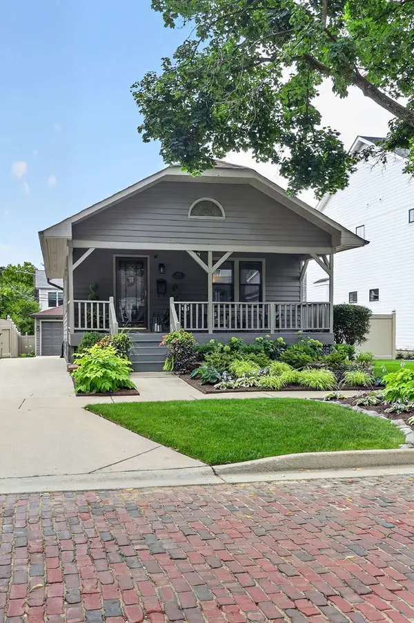 4933 Middaugh AVE, Downers Grove, IL 60515