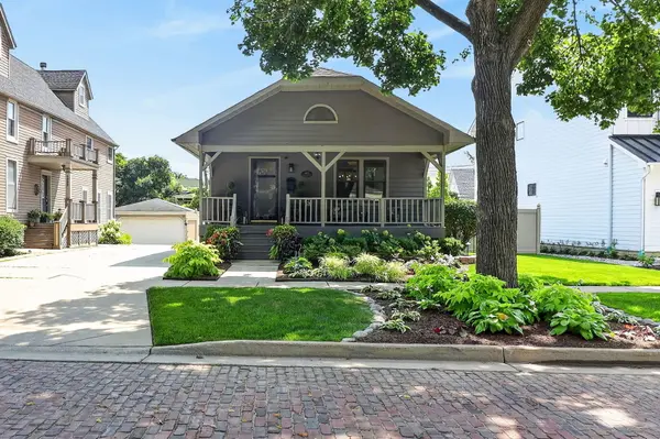4933 Middaugh AVE, Downers Grove, IL 60515