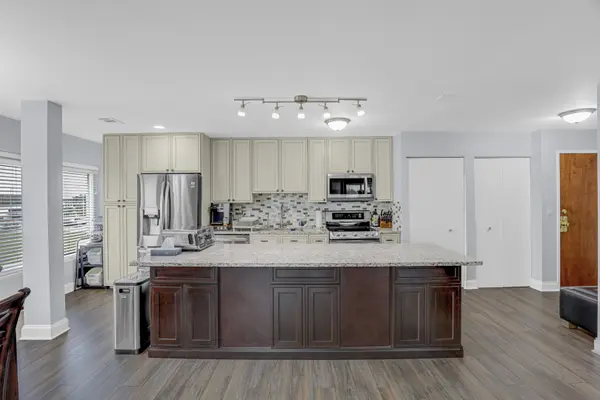 8640 WAUKEGAN RD #425, Morton Grove, IL 60053
