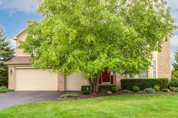 39 Amber CT, Lindenhurst, IL 60046