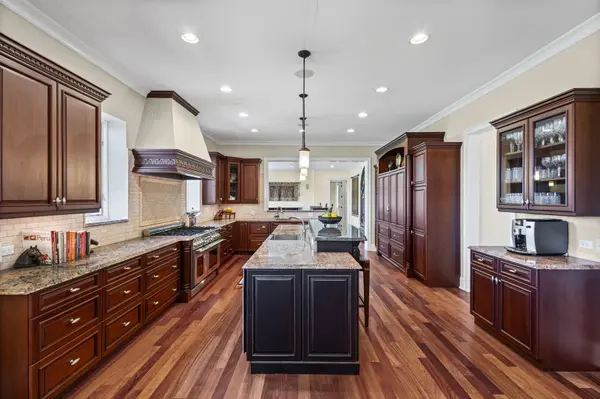 594 N Plum Tree RD, Barrington, IL 60010