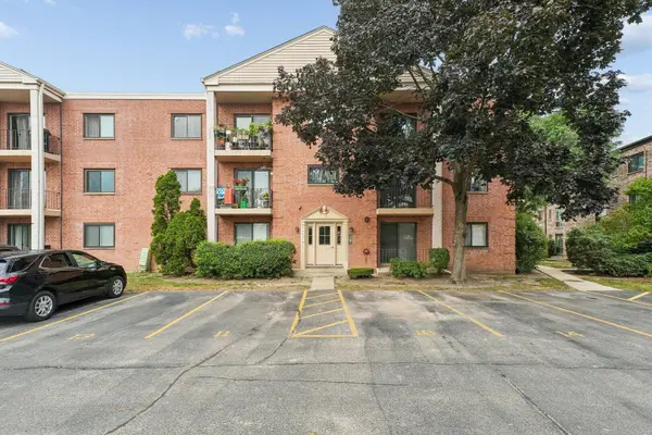 5401 Chateau DR #4, Rolling Meadows, IL 60008