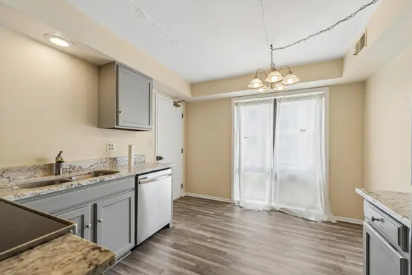 5401 Chateau DR #4, Rolling Meadows, IL 60008