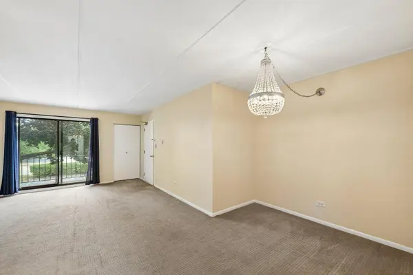 5401 Chateau DR #4, Rolling Meadows, IL 60008